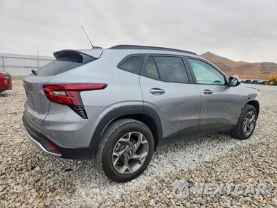 Trzecie zdjęcie samochodu z tyłu: 2026 CHEVROLET TRAX 1LT VIN:KL77LHEP7TC159236 - miniatura