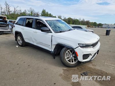 Czwarte zdjęcie samochodu z boku: 2024 JEEP GRAND CHEROKEE LAREDO VIN:1C4RJHAG4R8570015 - miniatura