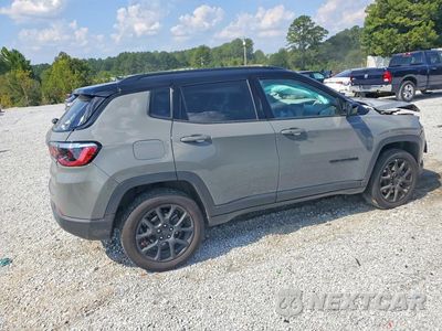 Trzecie zdjęcie samochodu z tyłu: 2024 JEEP COMPASS LATITUDE VIN:3C4NJDBN9RT600079 - miniatura
