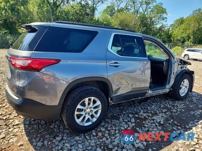 Trzecie zdjęcie samochodu z tyłu: 2021 CHEVROLET TRAVERSE LT VIN:1GNEVGKW2MJ110685 - miniatura