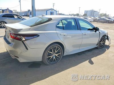 Trzecie zdjęcie samochodu z tyłu: 2022 TOYOTA CAMRY HYBRID SE VIN:4T1G31AK7NU033116 - miniatura