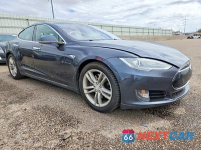 Czwarte zdjęcie samochodu z boku: 2015 TESLA MODEL S 90D VIN:5YJSA1V28FF097383 - miniatura