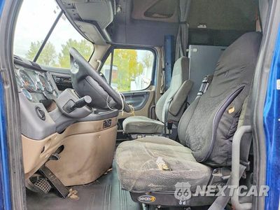 Zdjęcie 7 z 14 samochodu: 2015 FREIGHTLINER CASCADIA SEMI TRUCK VIN:3AKJGLD5XFSGF2280 - miniatura