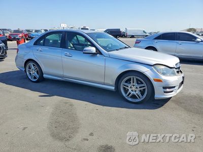 Czwarte zdjęcie samochodu z boku: 2014 MERCEDES-BENZ C 250 VIN:WDDGF4HB4EG238707 - miniatura