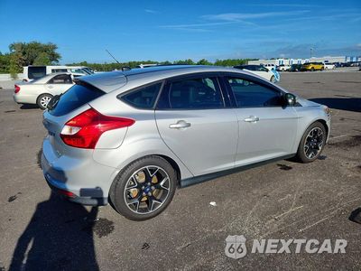 Trzecie zdjęcie samochodu z tyłu: 2014 FORD FOCUS SE VIN:1FADP3K23EL221861 - miniatura