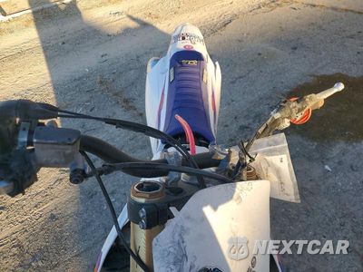 Piąte zdjęcie samochodu w środku: 2024 YAMAHA YZ450 F VIN:JYACJ34C6RA011149 - miniatura