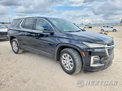 Czwarte zdjęcie samochodu z boku: 2022 CHEVROLET TRAVERSE LS VIN:1GNERFKW3NJ120240 - miniatura
