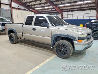 Czwarte zdjęcie samochodu z boku: 2002 CHEVROLET SILVERADO K1500 VIN:2GCEK19TX21173891 - miniatura