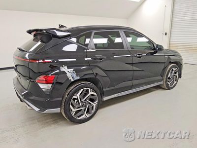 Trzecie zdjęcie samochodu z tyłu: 2025 HYUNDAI KONA N LINE S VIN:KM8HB3A39SU291676 - miniatura