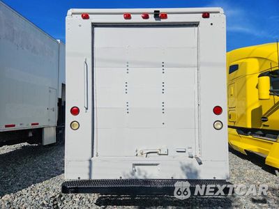 Zdjęcie 6 z 14 samochodu: 2002 FREIGHTLINER MT45 CHASSIS DELIVERY TRUCK VIN:4UZAANBW22CK57173 - miniatura