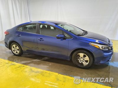 Czwarte zdjęcie samochodu z boku: 2018 KIA FORTE LX VIN:3KPFK4A71JE167984 - miniatura