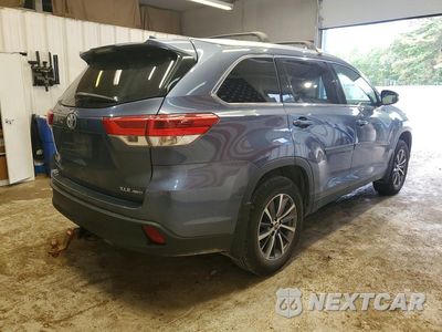 Trzecie zdjęcie samochodu z tyłu: 2019 TOYOTA HIGHLANDER XLE VIN:5TDJZRFH8KS994750 - miniatura