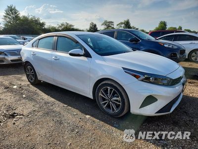 Czwarte zdjęcie samochodu z boku: 2023 KIA FORTE LXS VIN:3KPF24AD6PE609074 - miniatura