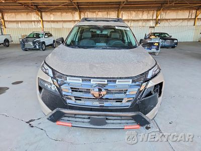 Piąte zdjęcie samochodu w środku: 2026 NISSAN ROGUE ROCK CREEK VIN:5N1BT3BB5TC695901 - miniatura