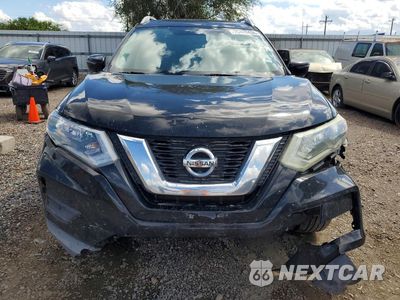 Piąte zdjęcie samochodu w środku: 2017 NISSAN ROGUE SV VIN:5N1AT2MT3HC787012 - miniatura