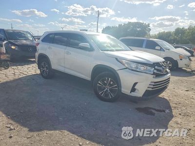 Czwarte zdjęcie samochodu z boku: 2019 TOYOTA HIGHLANDER LE VIN:5TDZARFH3KS060909 - miniatura