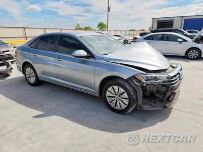 Czwarte zdjęcie samochodu z boku: 2019 VOLKSWAGEN JETTA S VIN:3VWCB7BU9KM215325 - miniatura