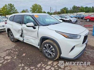 Czwarte zdjęcie samochodu z boku: 2023 TOYOTA HIGHLANDER XLE VIN:5TDKDRBH1PS015487 - miniatura