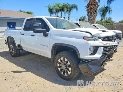 Czwarte zdjęcie samochodu z boku: 2021 CHEVROLET SILVERADO K2500 CUSTOM VIN:1GC5YME77MF279848 - miniatura