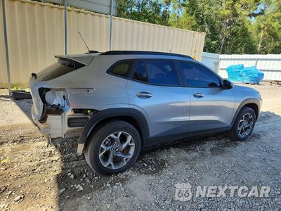 Trzecie zdjęcie samochodu z tyłu: 2026 CHEVROLET TRAX 1LT VIN:KL77LHEP8TC045178 - miniatura