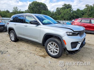 Czwarte zdjęcie samochodu z boku: 2025 JEEP GRAND CHEROKEE LAREDO VIN:1C4RJHAG8SC350699 - miniatura