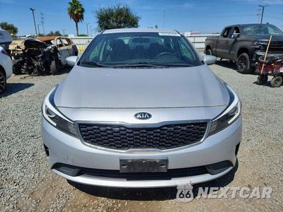 Piąte zdjęcie samochodu w środku: 2017 KIA FORTE LX VIN:3KPFK4A73HE128727 - miniatura