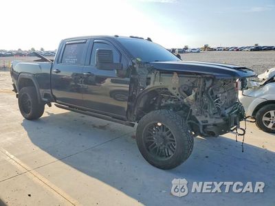 Czwarte zdjęcie samochodu z boku: 2022 GMC SIERRA K3500 DENALI VIN:1GT49WEY9NF359215 - miniatura