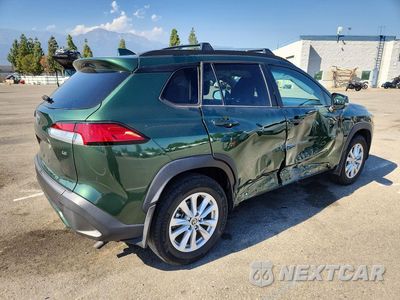 Trzecie zdjęcie samochodu z tyłu: 2022 TOYOTA COROLLA CROSS LE VIN:7MUCAAAGXNV036770 - miniatura