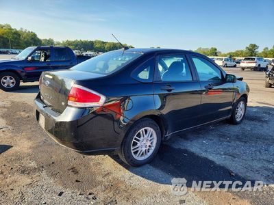 Trzecie zdjęcie samochodu z tyłu: 2010 FORD FOCUS SE VIN:1FAHP3FN0AW220407 - miniatura
