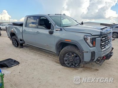 Czwarte zdjęcie samochodu z boku: 2025 GMC SIERRA K2500 AT4 VIN:1GT4UPEY6SF129745 - miniatura