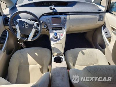 Zdjęcie 8 z 12 samochodu: 2015 TOYOTA PRIUS TWO VIN:JTDKN3DU9F1942589 - miniatura