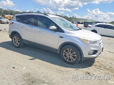 Czwarte zdjęcie samochodu z boku: 2018 FORD ESCAPE SE VIN:1FMCU9G95JUB48869 - miniatura