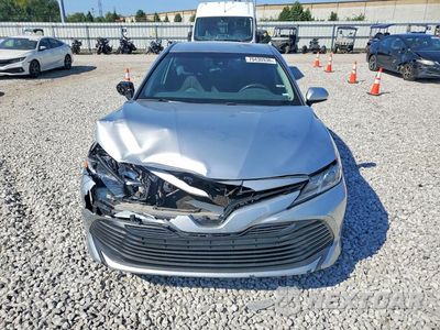 Piąte zdjęcie samochodu w środku: 2018 TOYOTA CAMRY LE VIN:4T1B11HKXJU592532 - miniatura
