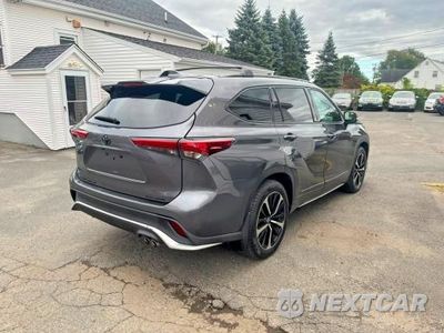 Trzecie zdjęcie samochodu z tyłu: 2022 TOYOTA HIGHLANDER XSE VIN:5TDLZRBH9NS215925 - miniatura