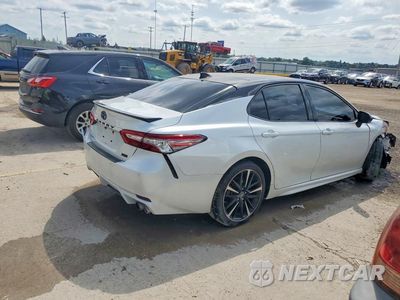 Trzecie zdjęcie samochodu z tyłu: 2018 TOYOTA CAMRY XSE VIN:4T1B61HK4JU022916 - miniatura