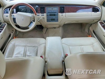 Zdjęcie 8 z 12 samochodu: 2009 LINCOLN TOWN CAR SIGNATURE LIMITED VIN:2LNHM82V99X614201 - miniatura