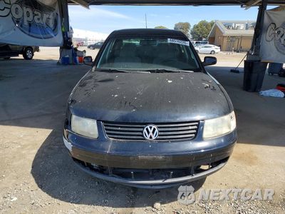 Piąte zdjęcie samochodu w środku: 1999 VOLKSWAGEN PASSAT GLS VIN:WVWMA63B2XE161963 - miniatura