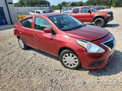 Czwarte zdjęcie samochodu z boku: 2019 NISSAN VERSA S PLUS VIN:3N1CN7AP5KL800353 - miniatura