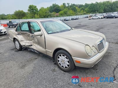 Czwarte zdjęcie samochodu z boku: 1999 MERCEDES-BENZ E 320 4MATIC VIN:WDBJF82H8XX020856 - miniatura