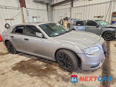 Czwarte zdjęcie samochodu z boku: 2017 CHRYSLER 300C VIN:2C3CCAKG5HH586937 - miniatura