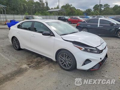 Czwarte zdjęcie samochodu z boku: 2024 KIA FORTE GT LINE VIN:3KPF54AD7RE745093 - miniatura