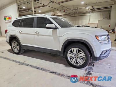 Czwarte zdjęcie samochodu z boku: 2019 VOLKSWAGEN ATLAS SE VIN:1V2UR2CA2KC568807 - miniatura