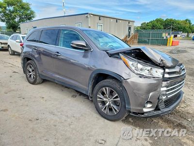 Czwarte zdjęcie samochodu z boku: 2019 TOYOTA HIGHLANDER LE VIN:5TDBZRFH6KS706583 - miniatura