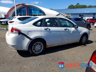 Trzecie zdjęcie samochodu z tyłu: 2010 FORD FOCUS SE VIN:1FAHP3FN9AW233320 - miniatura