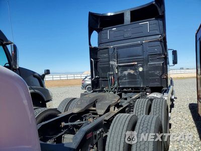 Zdjęcie 6 z 14 samochodu: 2015 VOLVO VNL - SEMI TRUCK VIN:4V4N99EH2FN910859 - miniatura