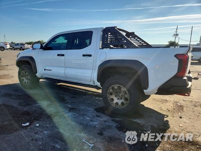 Drugie zdjęcie samochodu z przodu: 2026 TOYOTA TACOMA TRAILHUNTER HV VIN:3TYLC5LN0TT061492 - miniatura