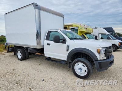 Czwarte zdjęcie samochodu z boku: 2019 FORD F450 SUPER DUTY VIN:1FDUF4GY4KEE76532 - miniatura