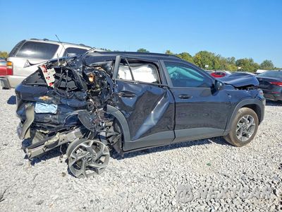 Trzecie zdjęcie samochodu z tyłu: 2025 CHEVROLET TRAX 1LT VIN:KL77LHEP4SC277310 - miniatura