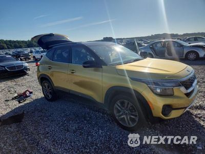 Czwarte zdjęcie samochodu z boku: 2021 KIA SELTOS S VIN:KNDEU2AA8M7116816 - miniatura
