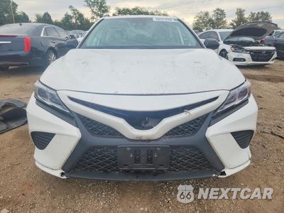 Piąte zdjęcie samochodu w środku: 2019 TOYOTA CAMRY HYBRID SE VIN:4T1B21HK2KU014200 - miniatura